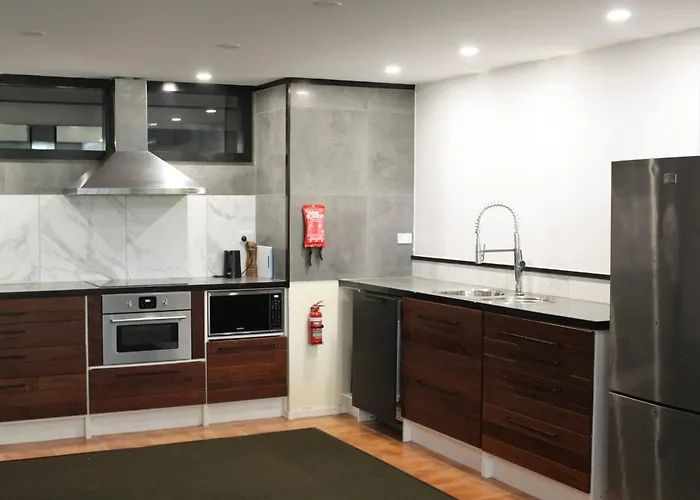 Big Modern Loft Apt - Central - 7 Beds, 9 Guests - Workers, Families, Groups, Teams