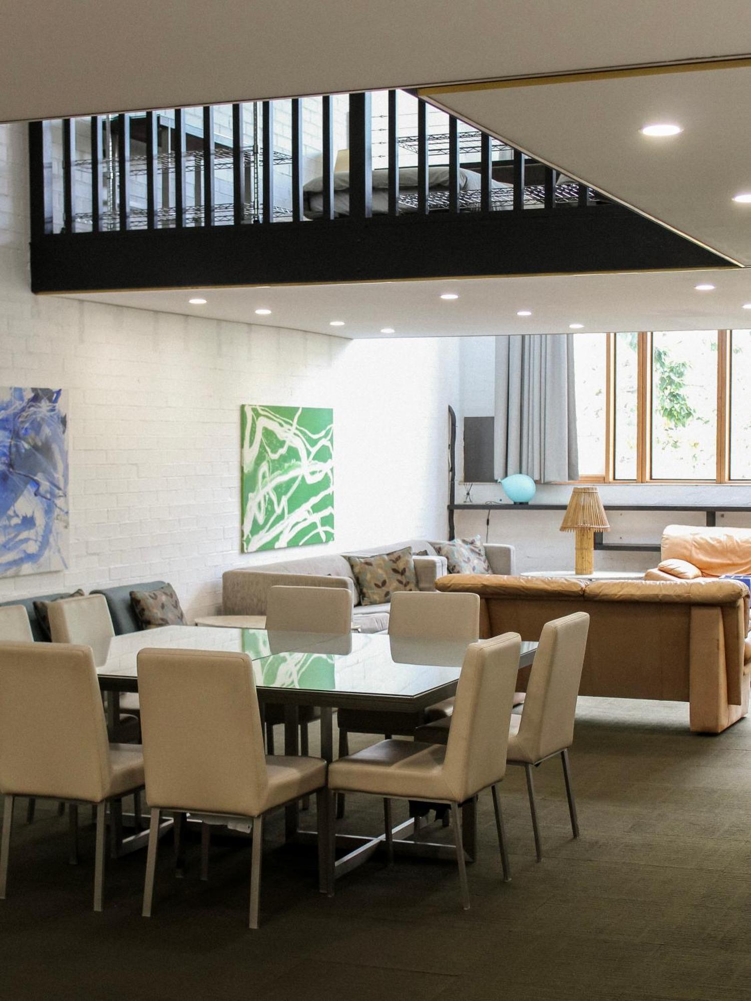 Big Modern Loft - - 7 Beds, 9 Guests - Workers, Families, Groups, Teams Apartment *