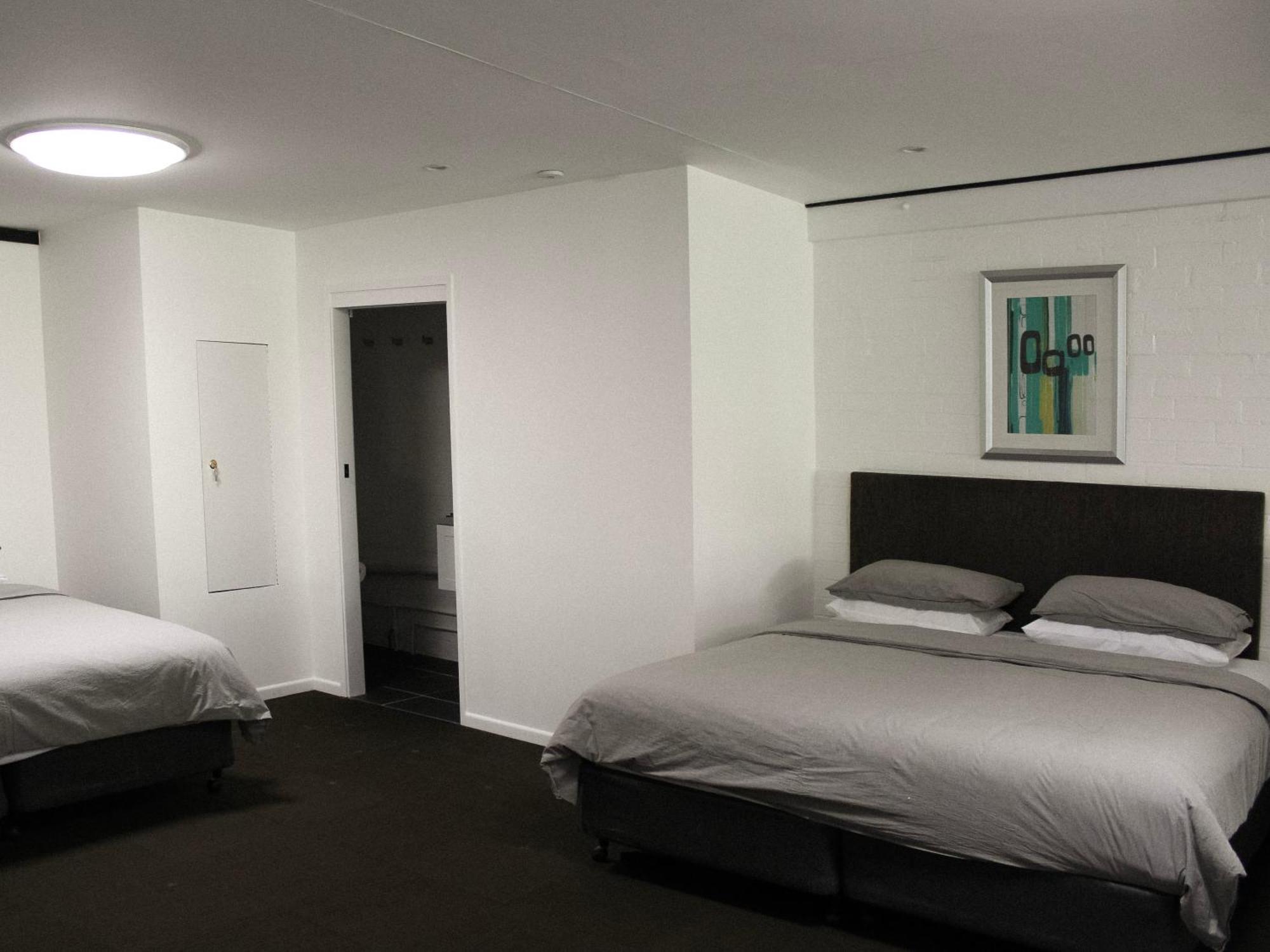 Big Modern Loft - - 7 Beds, 9 Guests - Workers, Families, Groups, Teams Apartment *