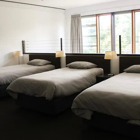 Big Modern Loft Apt - Central - 7 Beds, 9 Guests - Workers, Families, Groups, Teams Narrabundah Exterior photo