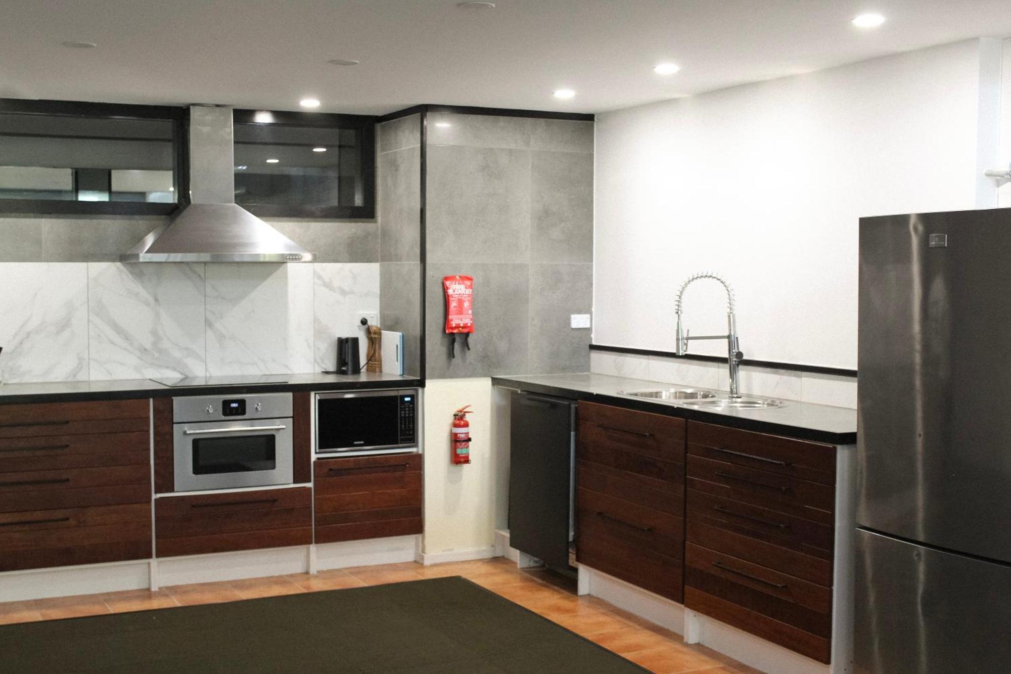 Big Modern Loft - - 7 Beds, 9 Guests - Workers, Families, Groups, Teams